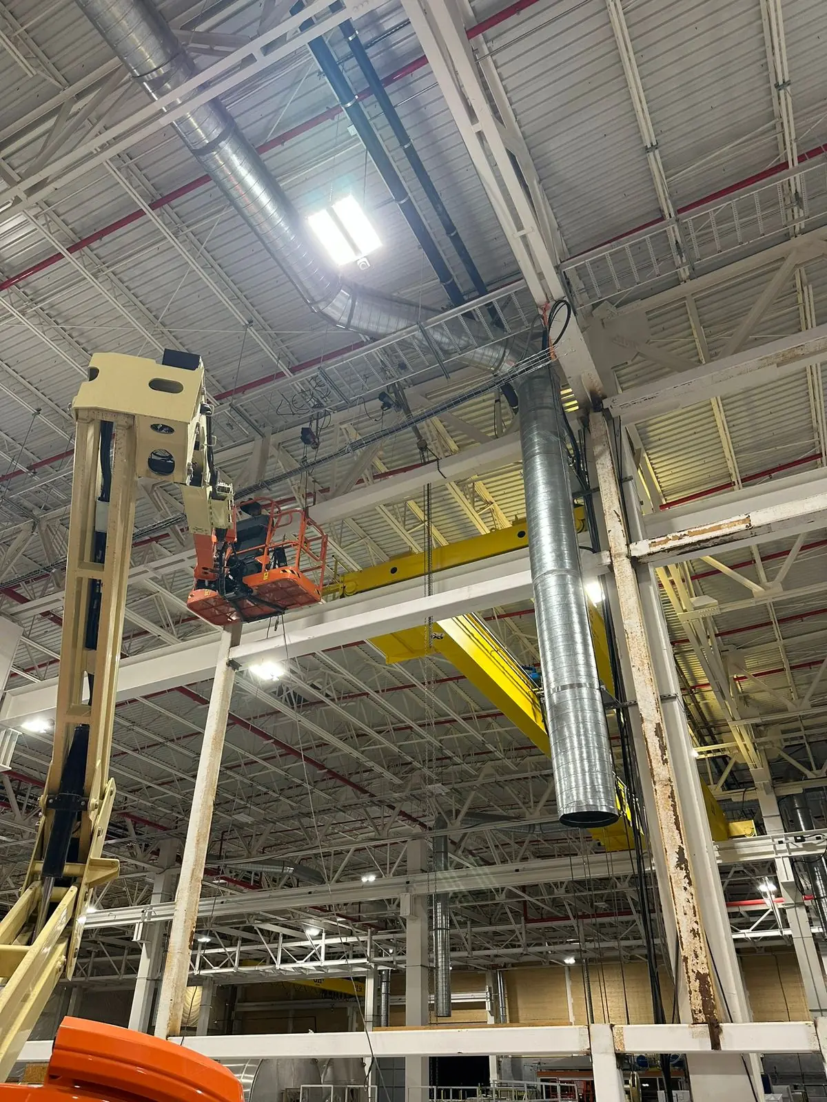 Ductería y estructura elevada en nave industrial