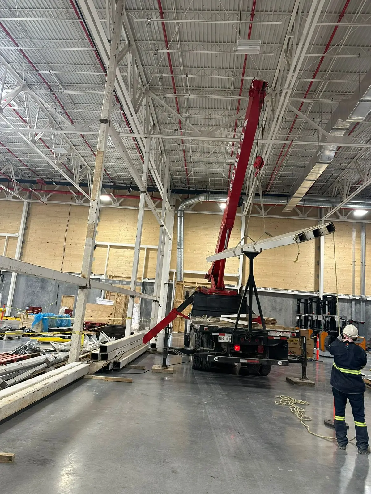 Grúa de maniobra dentro de una nave industrial